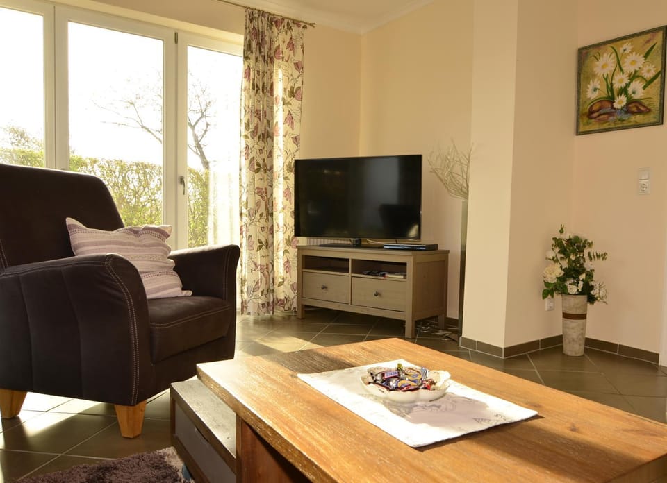 TV and multimedia, Living room, Seating area, Evening entertainment