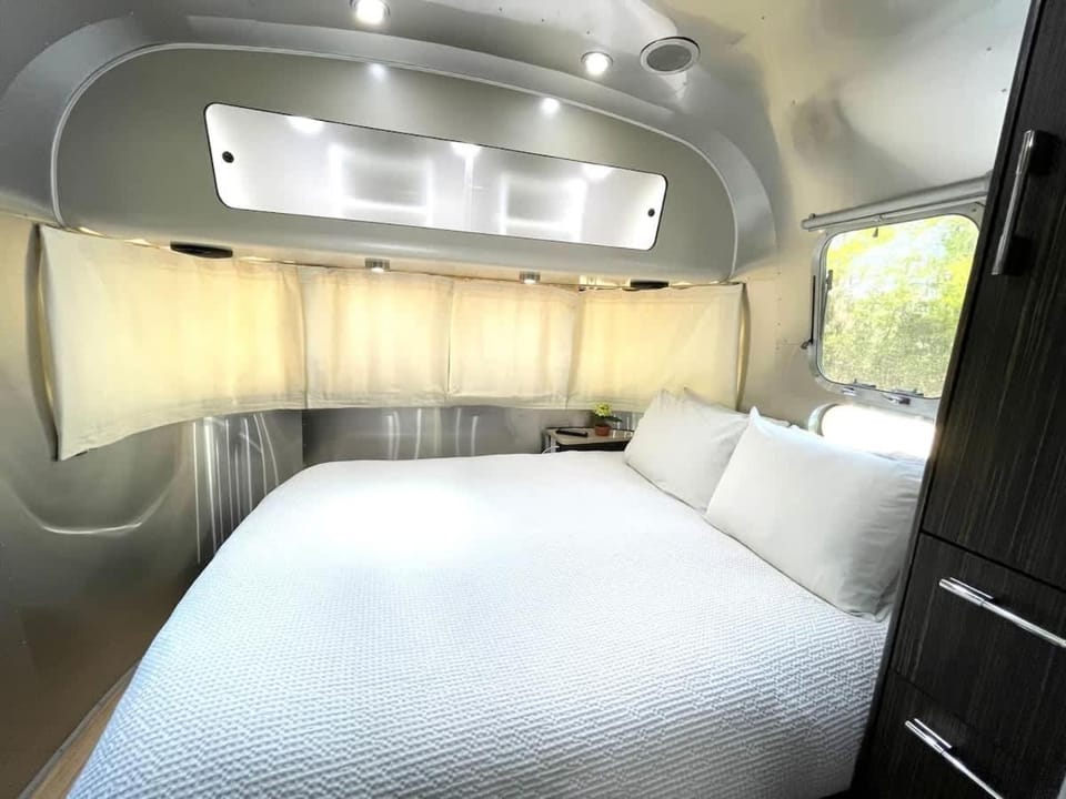 Silver Belle Airstream Glamper Near Tybee & City Campground/ 
RV Resort in Wilmington Island