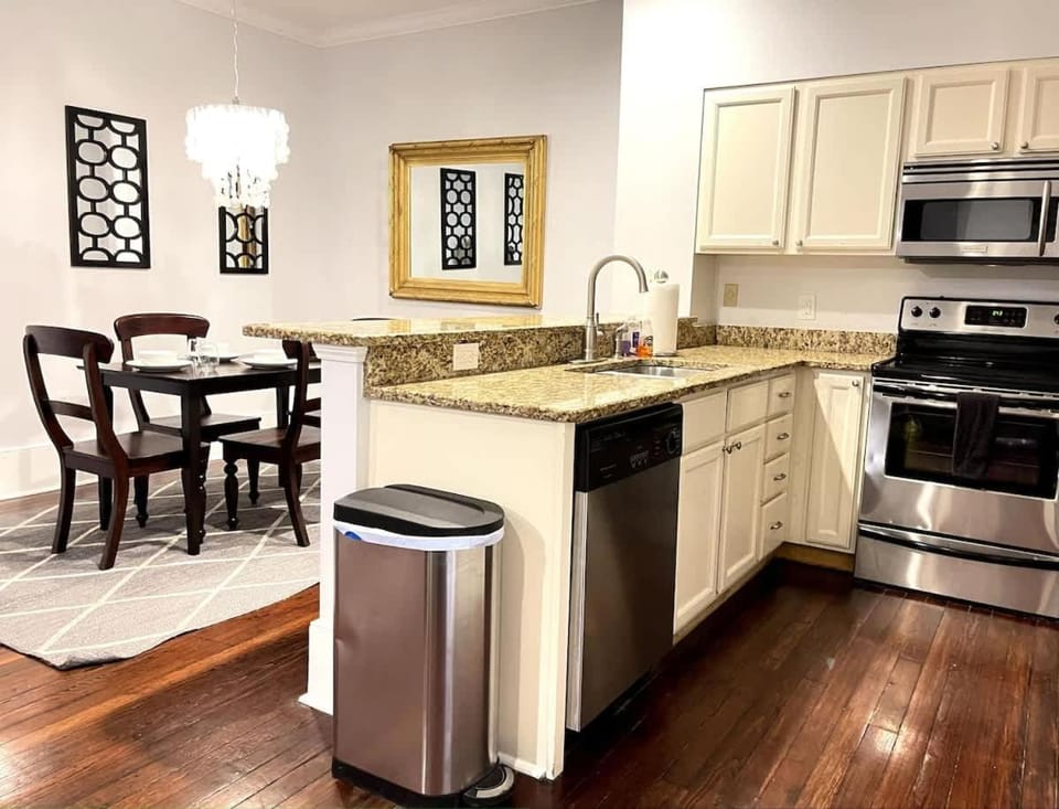 Bee on Broughton - Astonishing Home Downtown SAV Apartment in Savannah