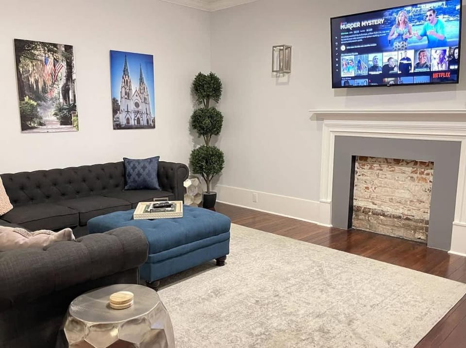Bee on Broughton - Astonishing Home Downtown SAV Apartment in Savannah