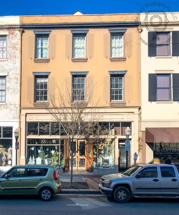 Bee on Broughton - Astonishing Home Downtown SAV Apartment in Savannah