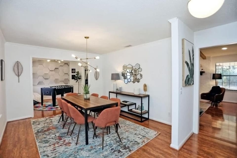 Large Family-Friendly Home w Spa Near Beach & City House in Wilmington Island