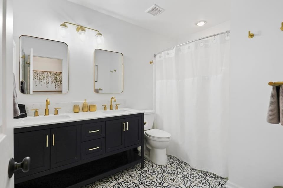 Large Family-Friendly Home w Spa Near Beach & City House in Wilmington Island