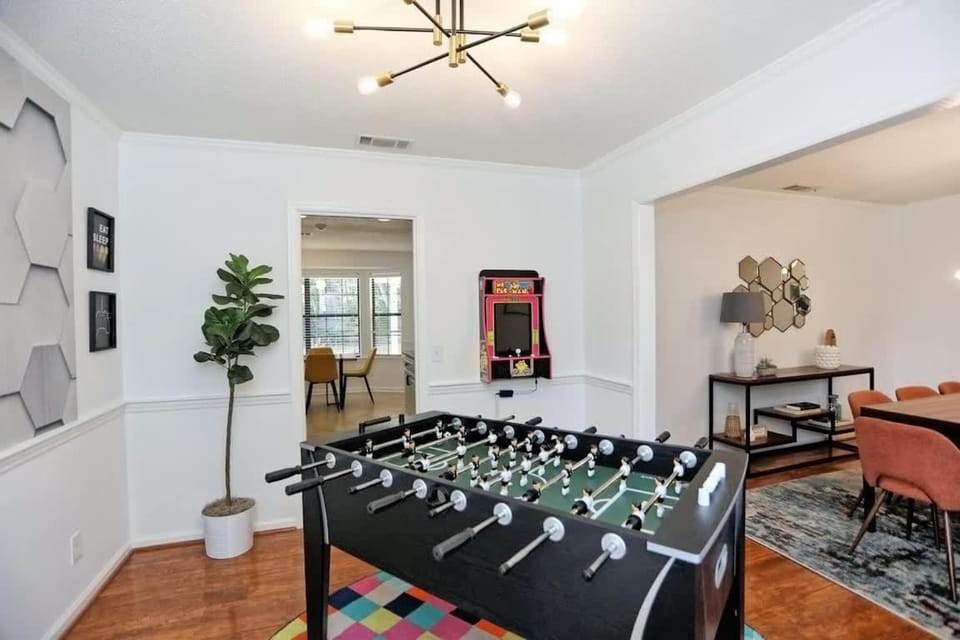 Large Family-Friendly Home w Spa Near Beach & City House in Wilmington Island