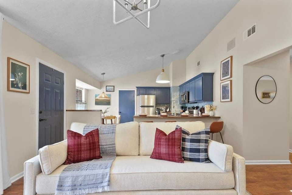 New Meets Nostalgic - Adorable Cottage Sleeps 8 House in Jasper County