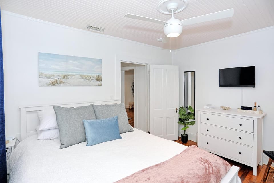 Bed, TV and multimedia, Photo of the whole room, Bedroom, wardrobe