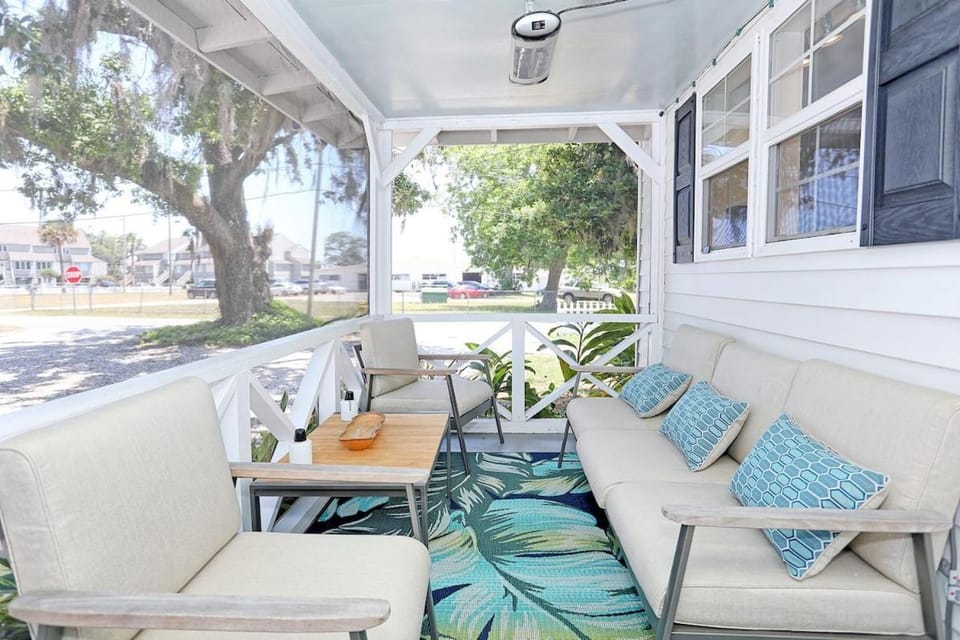 Adorable Bungalow Near City Marina & Tybee Beach House in Savannah