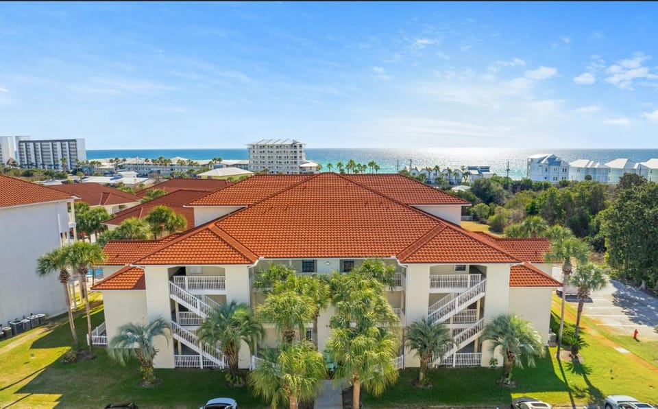 Property building, Natural landscape, Bird's eye view, City view, Sea view, Parking