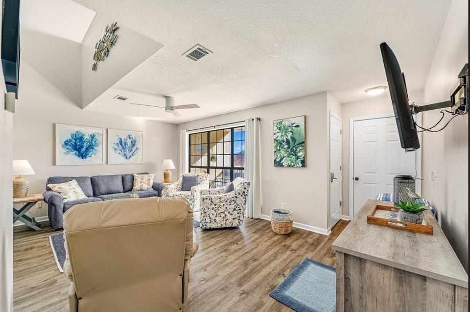 TV and multimedia, Living room, Seating area, air conditioner