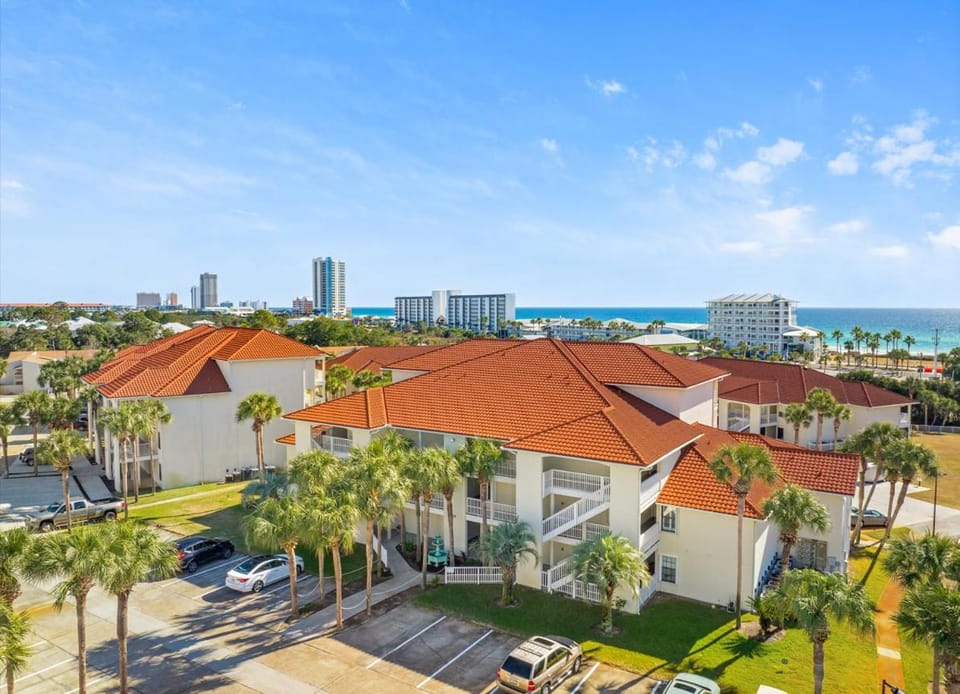 Property building, Neighbourhood, Natural landscape, Bird's eye view, City view, Sea view, Location, Parking