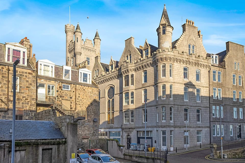 Nearby landmark, Neighbourhood, Street view, Location