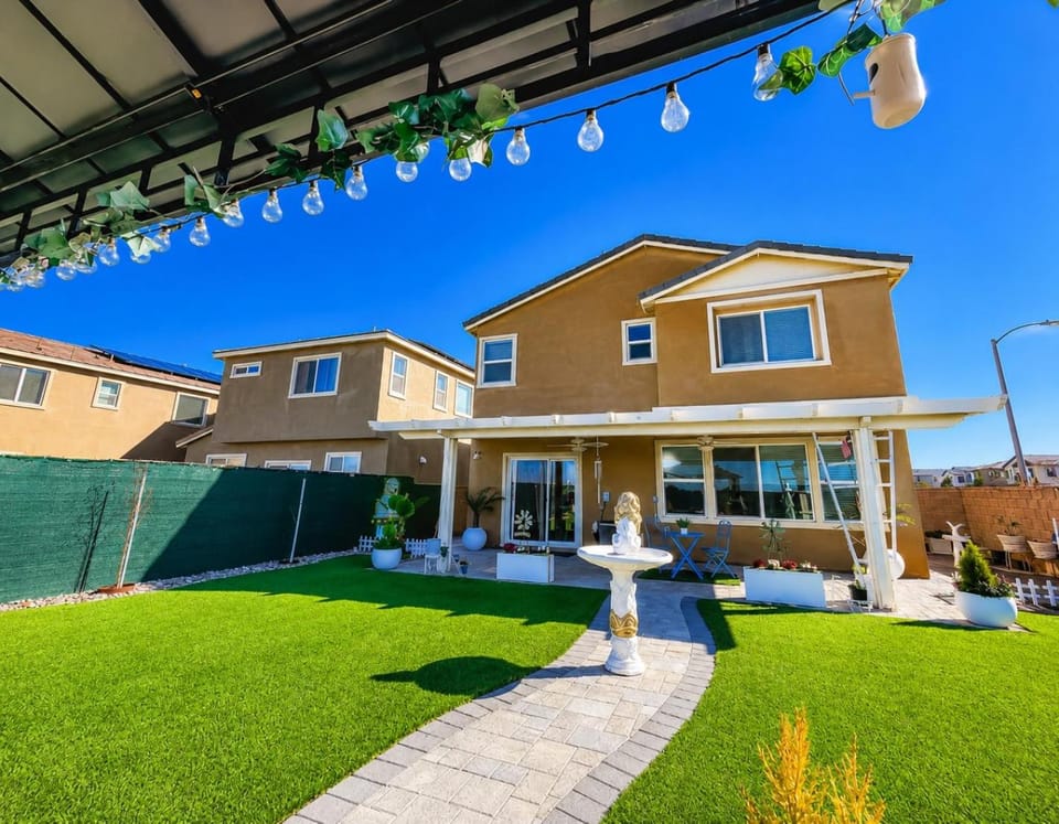 Route 66 Desert Retreat 3 Bedroom Home With Garden House in Victorville