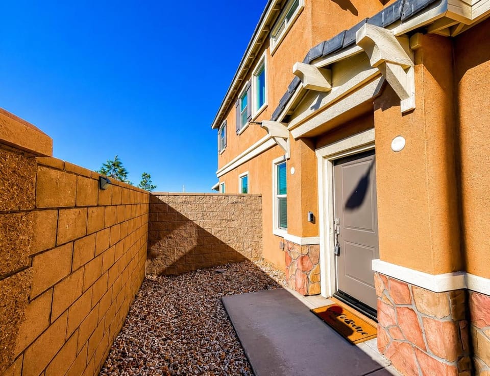 Route 66 Desert Retreat 3 Bedroom Home With Garden House in Victorville