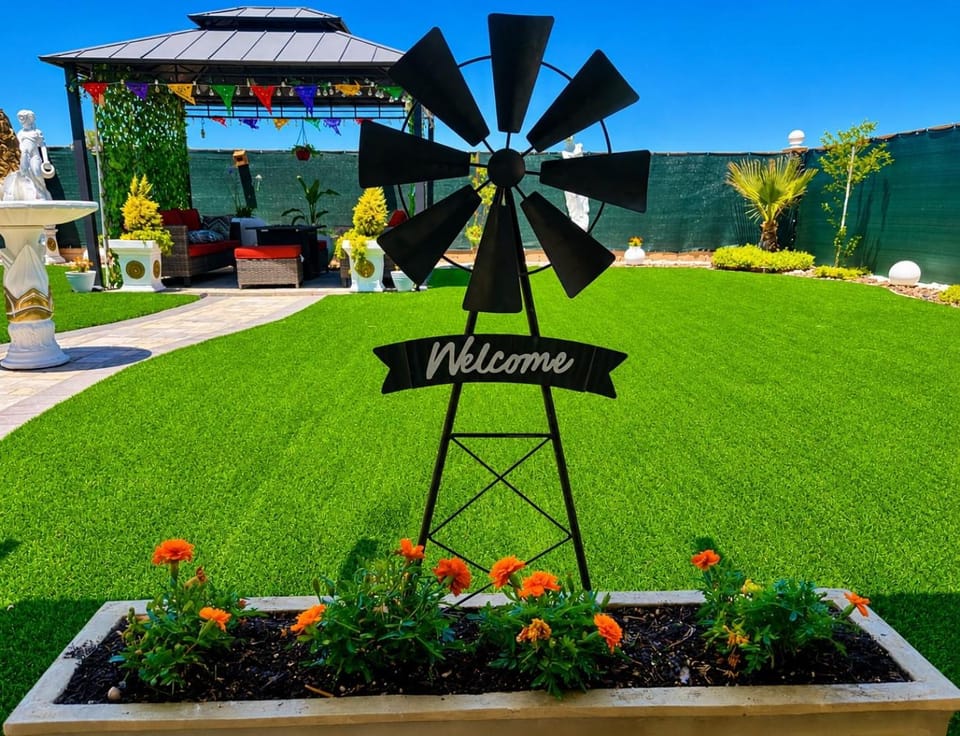 Route 66 Desert Retreat 3 Bedroom Home With Garden House in Victorville