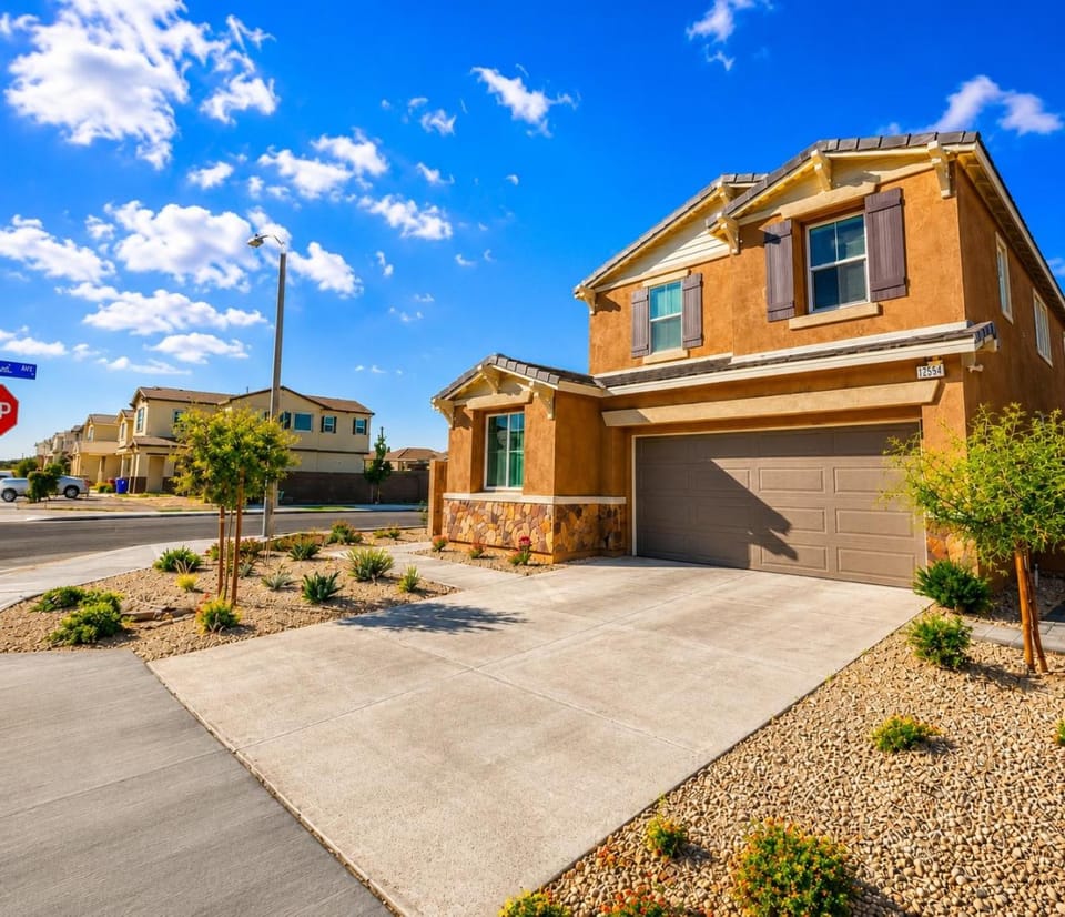 Route 66 Desert Retreat 3 Bedroom Home With Garden House in Victorville