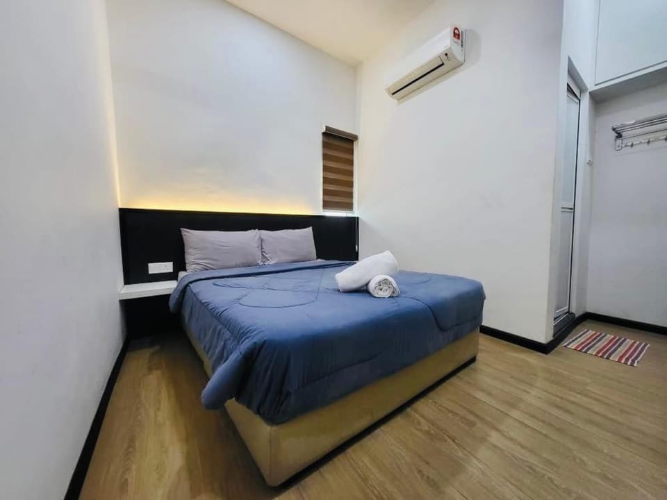 Spacious Home in the Heart of Melaka for Families 10 pax, Chill & Relax at Extra Wide Balcony, COMFY HILL House in Malacca