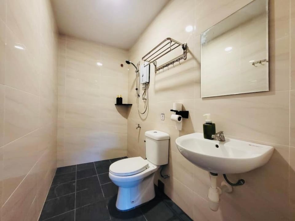 Spacious Home in the Heart of Melaka for Families 10 pax, Chill & Relax at Extra Wide Balcony, COMFY HILL House in Malacca