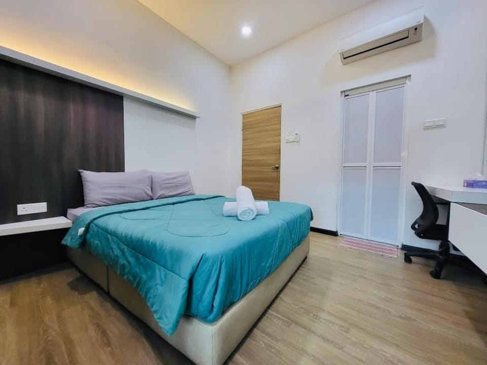 Spacious Home in the Heart of Melaka for Families 10 pax, Chill & Relax at Extra Wide Balcony, COMFY HILL House in Malacca