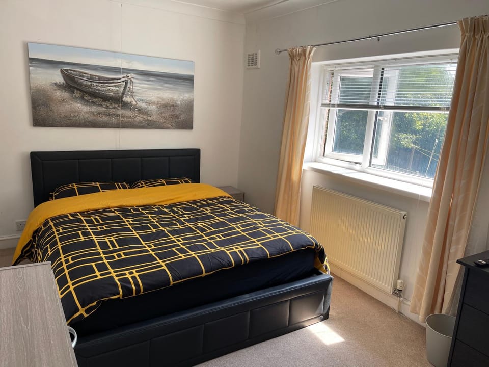 Lodge Park - 2 minutes walk to Stoke Hospital Vacation rental in Newcastle-under-Lyme