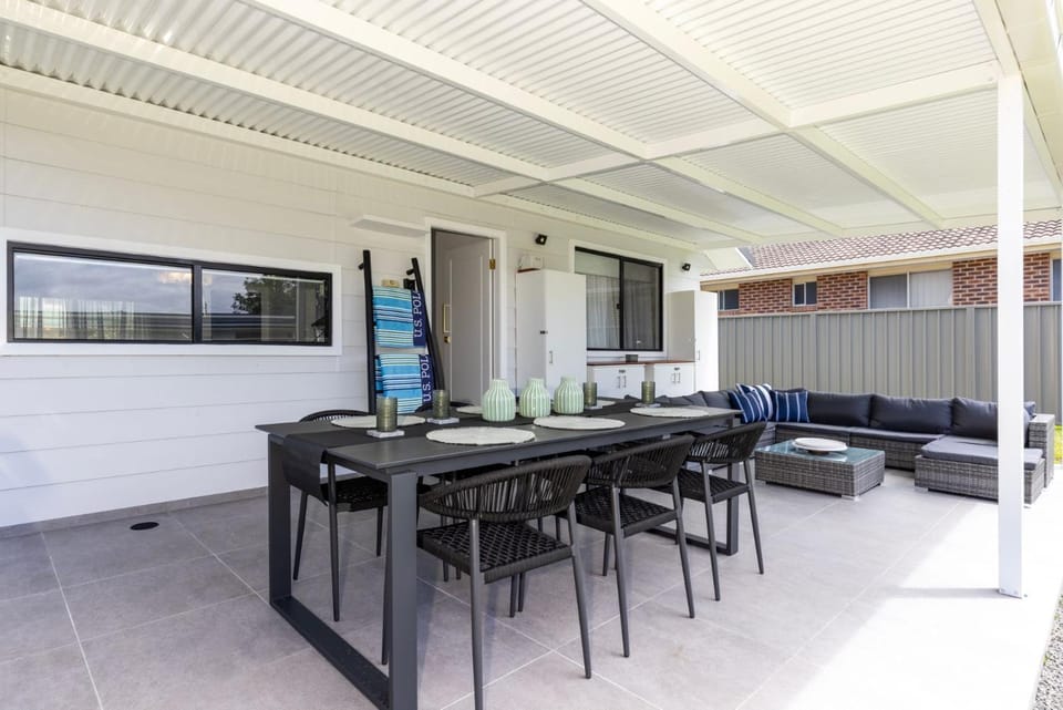 Serendipity Stays Jervis Bay - 5 Mins Walk to Beach House in Saint Georges Basin