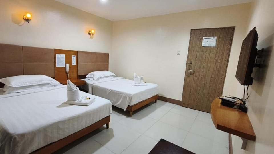 Bed, TV and multimedia, Bedroom, towels