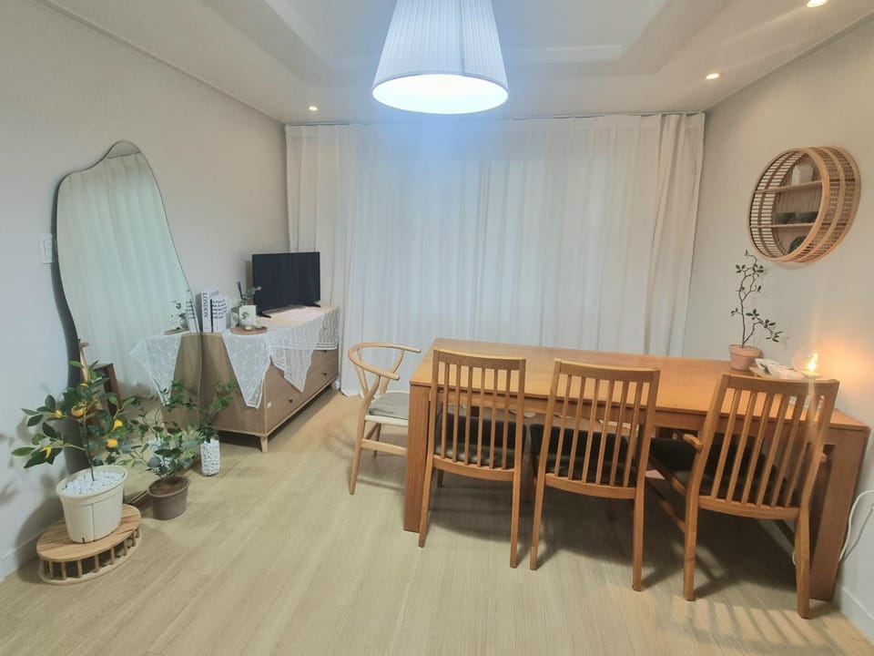 TV and multimedia, Living room, Seating area, Dining area