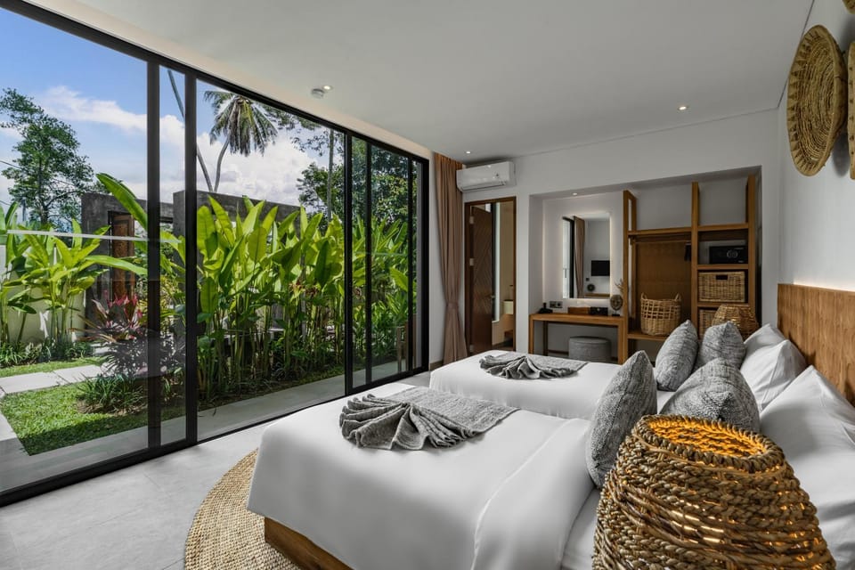 Bed, Bedroom, Garden view