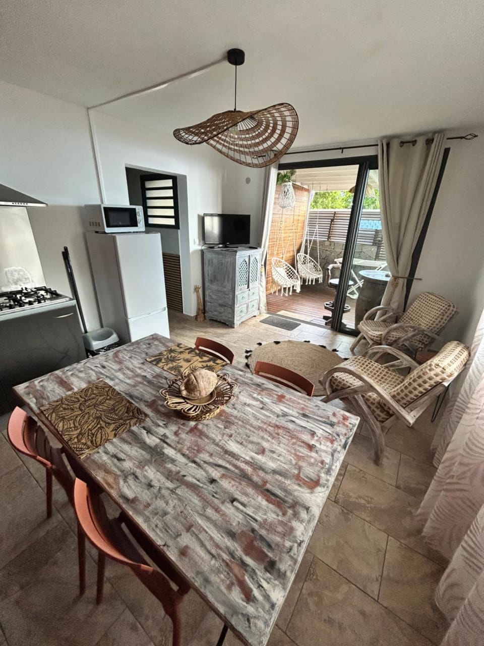 Kitchen or kitchenette, Living room, Seating area, Dining area, stove