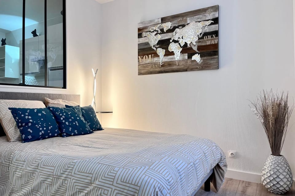 Bed, Photo of the whole room, Decorative detail, Bedroom