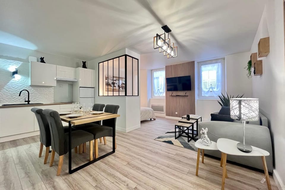 Living room, Seating area, Dining area, stove