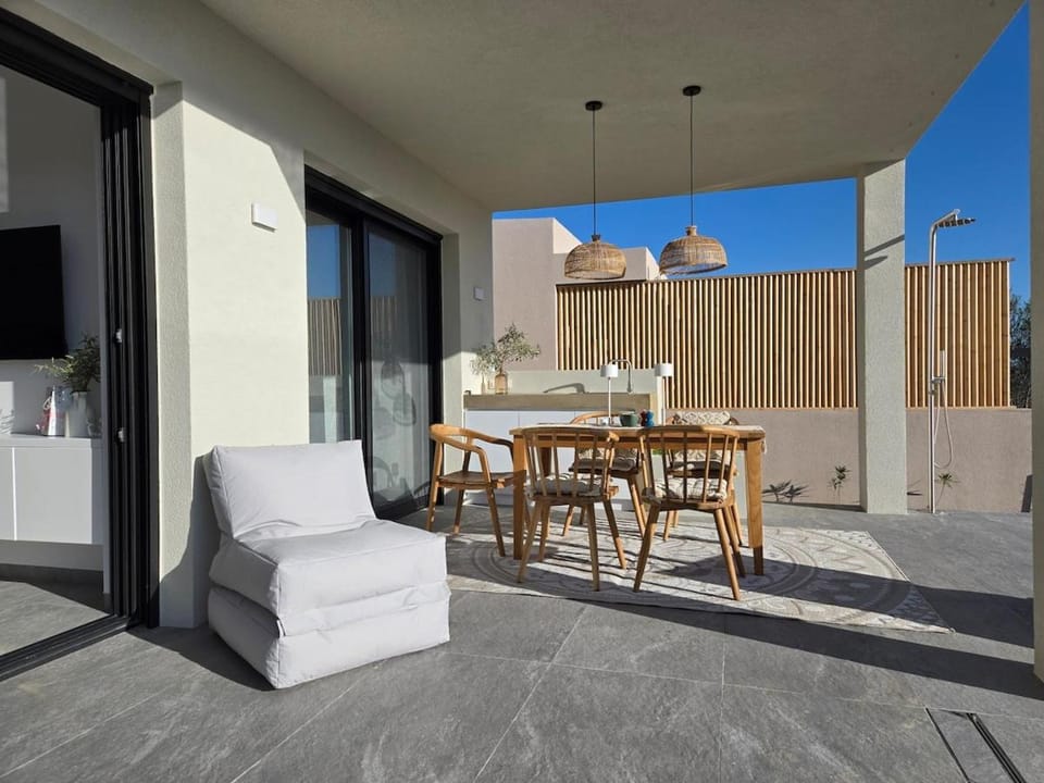 View (from property/room), Balcony/Terrace, Dining area