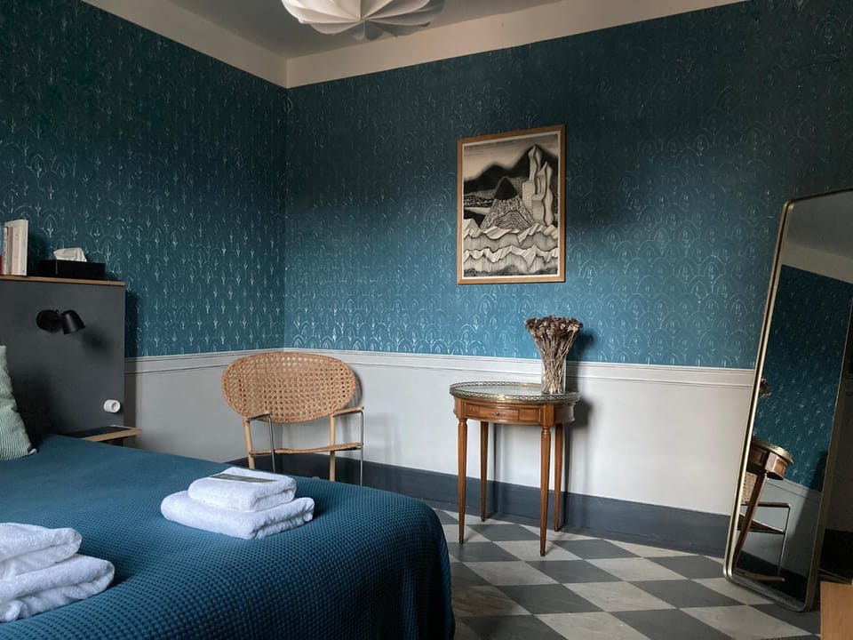 Bed, Photo of the whole room, Seating area, Bedroom, towels