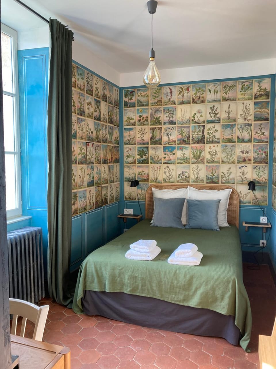 Bed, Photo of the whole room, Decorative detail, Bedroom, towels