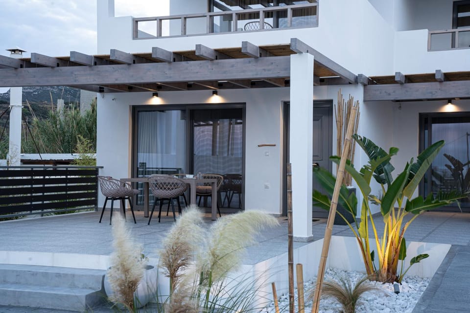 Property building, Day, Garden, Balcony/Terrace