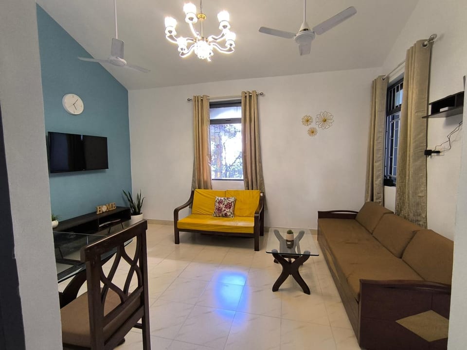 TV and multimedia, Living room, Photo of the whole room, Seating area, Dining area
