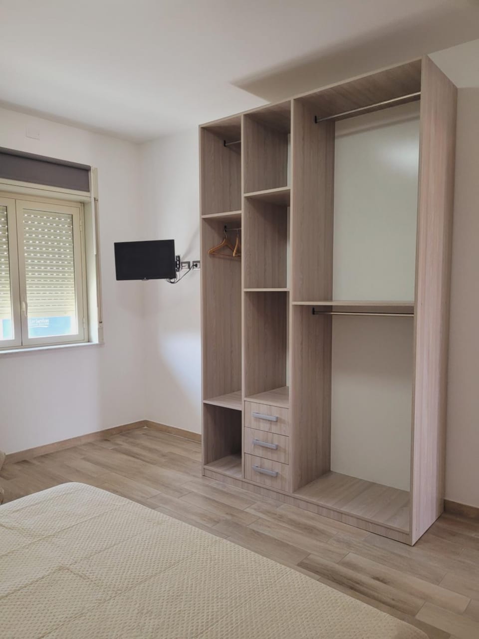 Bed, TV and multimedia, Photo of the whole room, Bedroom, wardrobe