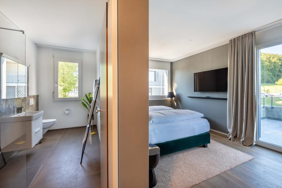 Shower, Toilet, Bed, Bathroom, TV and multimedia, Balcony/Terrace, Photo of the whole room, Bedroom, Family, towels