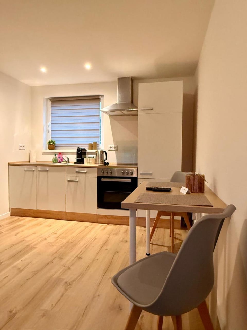 Kitchen or kitchenette, Seating area, Dining area, stove