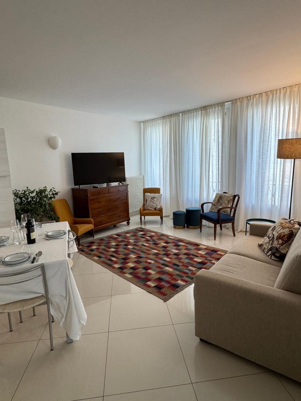 Communal lounge/ TV room, Living room, Seating area