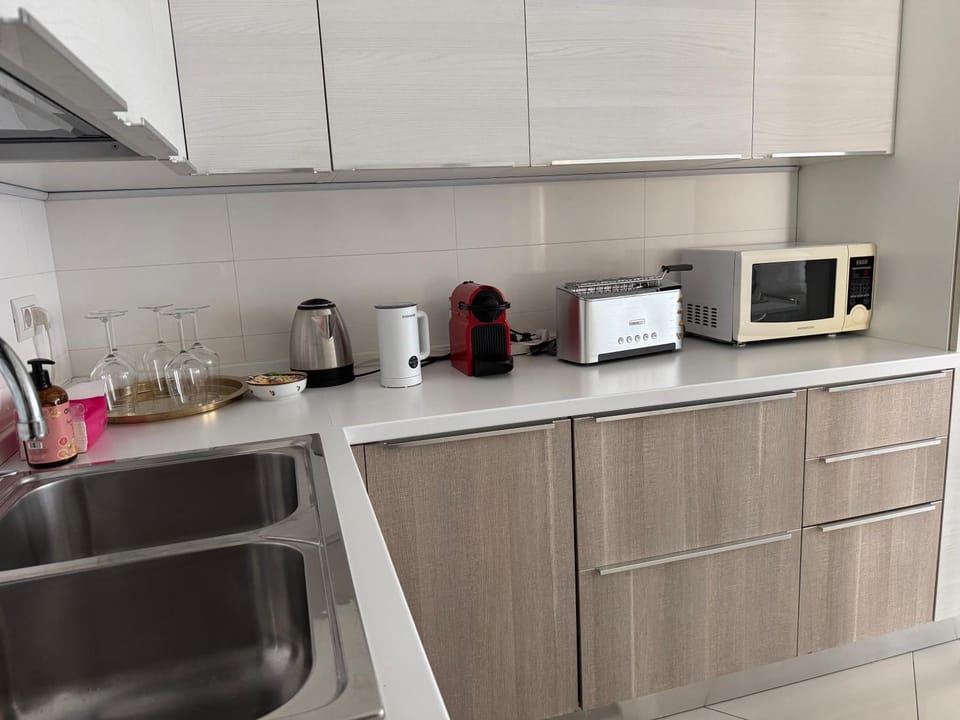 Kitchen or kitchenette, Breakfast, microwave, oven, toaster, kitchen