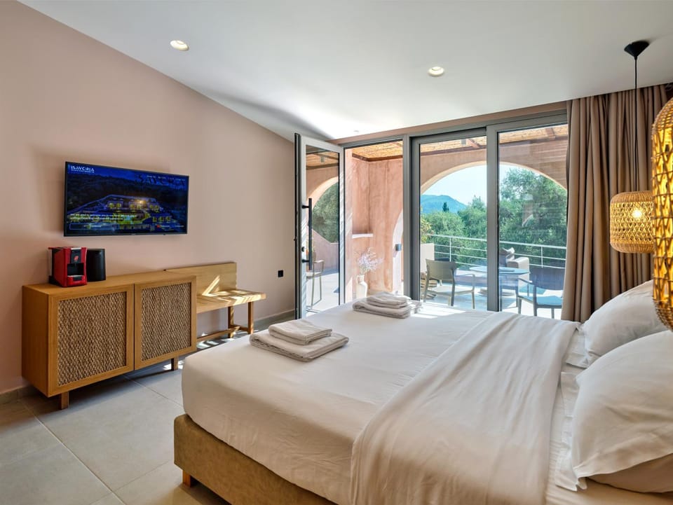 Bed, TV and multimedia, Bedroom, towels