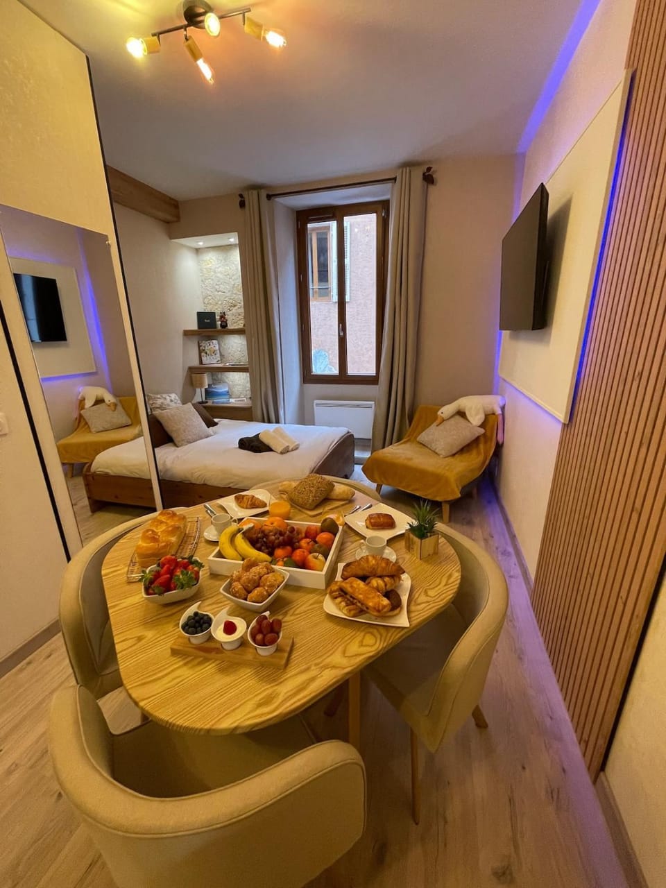 Au Faubourg -Old City - Lake & Canal 1 min Apartment in Annecy