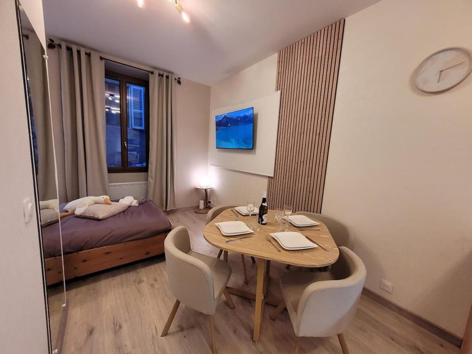 Bed, Seating area, Dining area