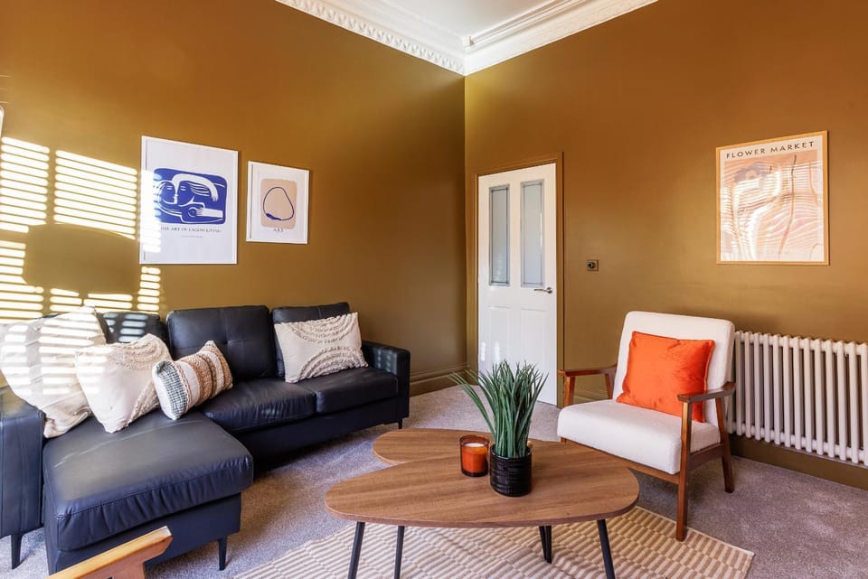 Spacious 4-Bed Central Home Sleeps 9 Fast WiFi House in Sunderland