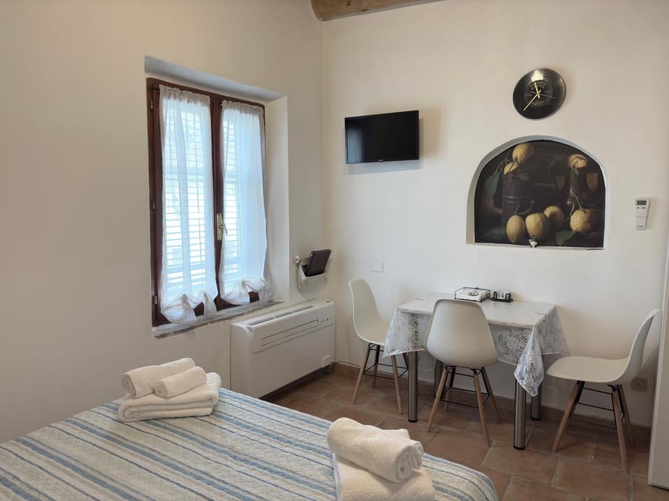 Dining area, Bedroom, air conditioner, air conditioner