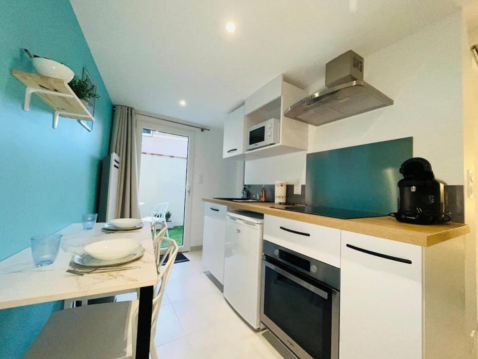 Kitchen or kitchenette