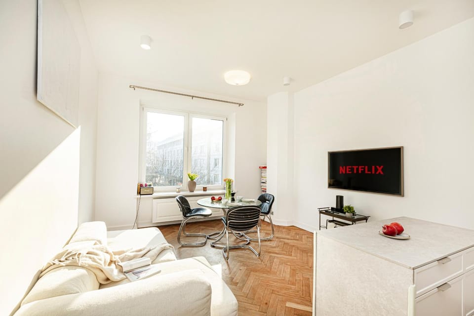 TV and multimedia, Living room, Seating area, Dining area, Evening entertainment