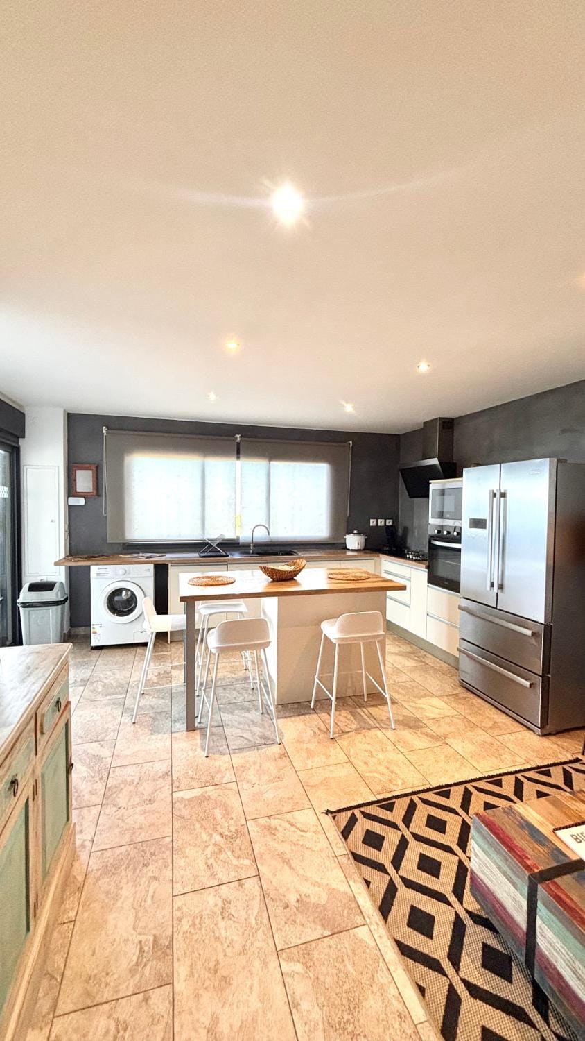 Kitchen or kitchenette, Seating area, Dining area, oven, stove