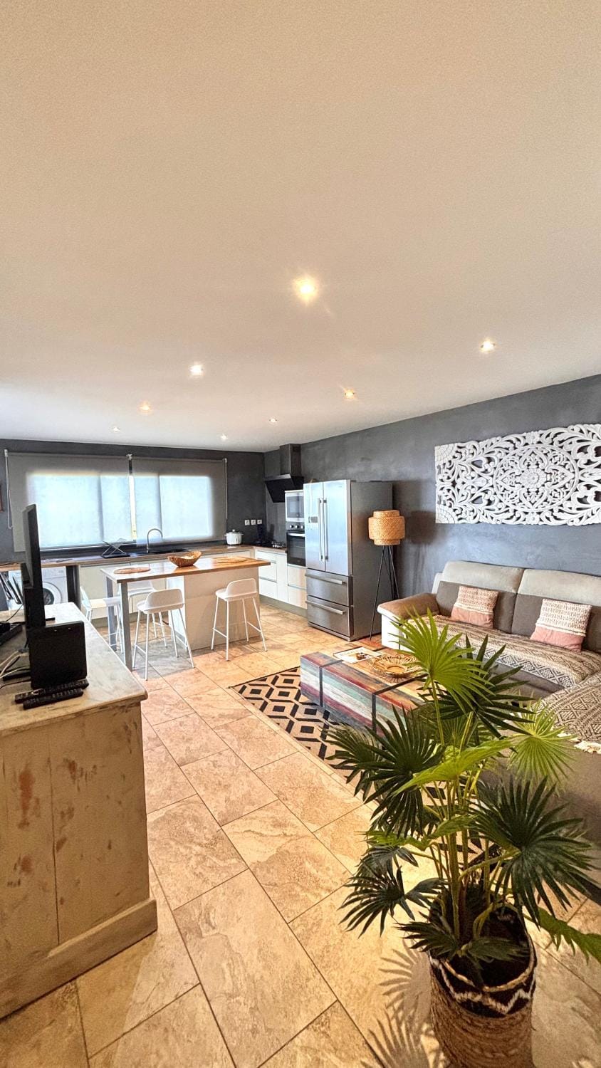 Kitchen or kitchenette, Living room, Seating area, Dining area