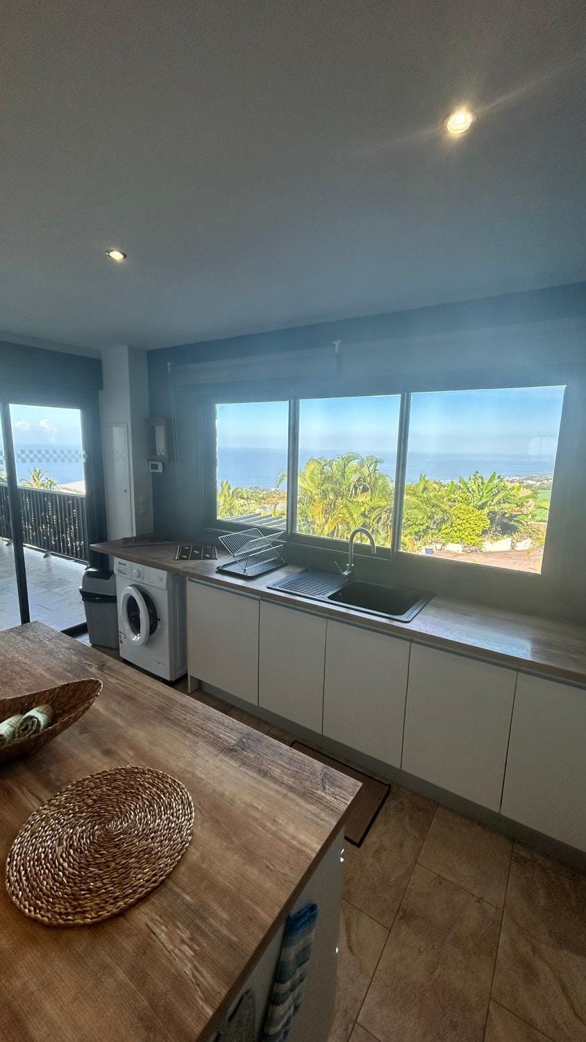 Kitchen or kitchenette, Dining area, Sea view
